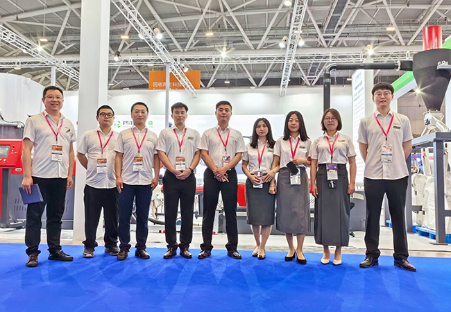 普瑞機(jī)械在Chinaplas 2023展會(huì)現(xiàn)場